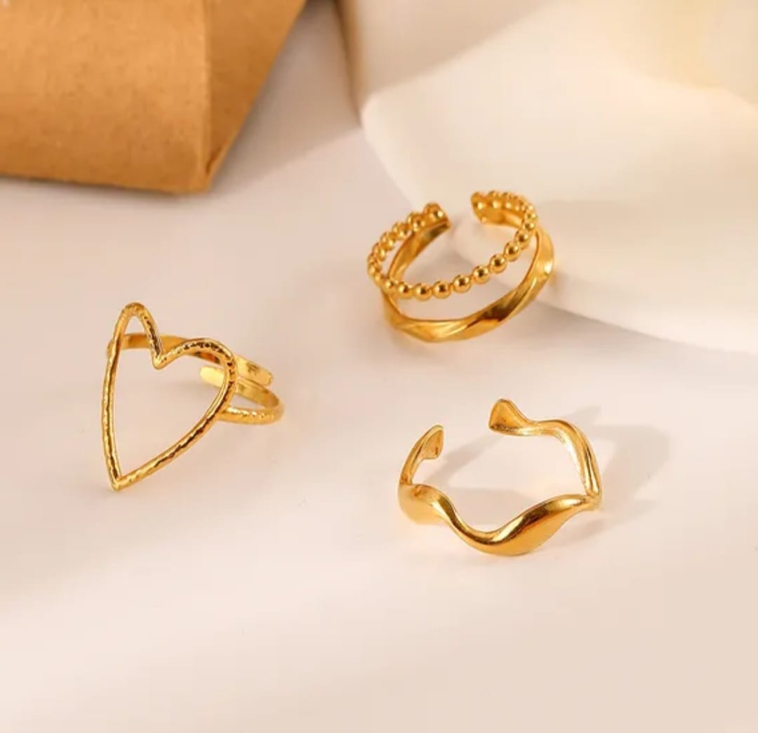 Imagen de anillos con diseño en forma de corazones, lunas y estrellas. Los anillos están hechos de oro, plata, acero inoxidable. Los anillos son ajustables, venta en ecuador